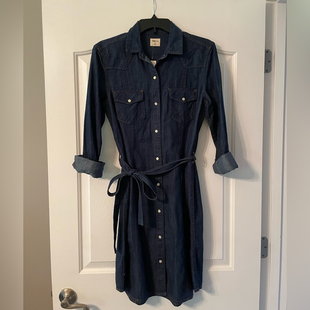 Women’s Gap denim snap-button dress, size M, NWT